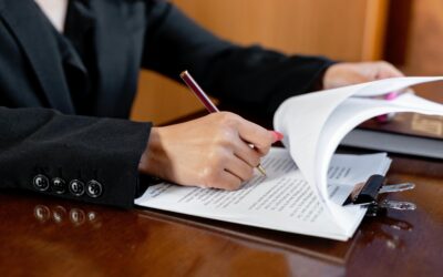 Osoba podpisuje dokumenty - ubezpieczenie pupila.