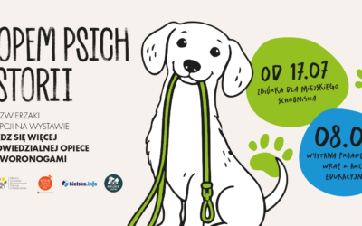 Plakat promujący akcję „Tropem Psich Historii” z ilustracją uśmiechniętego psa trzymającego w pysku zieloną smycz. Grafika zachęca do poznania zwierząt do adopcji oraz udziału w wydarzeniach edukacyjnych i charytatywnych na rzecz miejskiego schroniska, prezentując terminy zbiórki darów i wystawy proadopcyjnej.